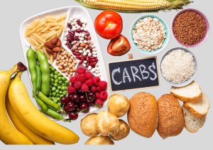 Ejemplos de carbohidratos saludables como frijoles, guisantes, patatas, cebollas y otras verduras.